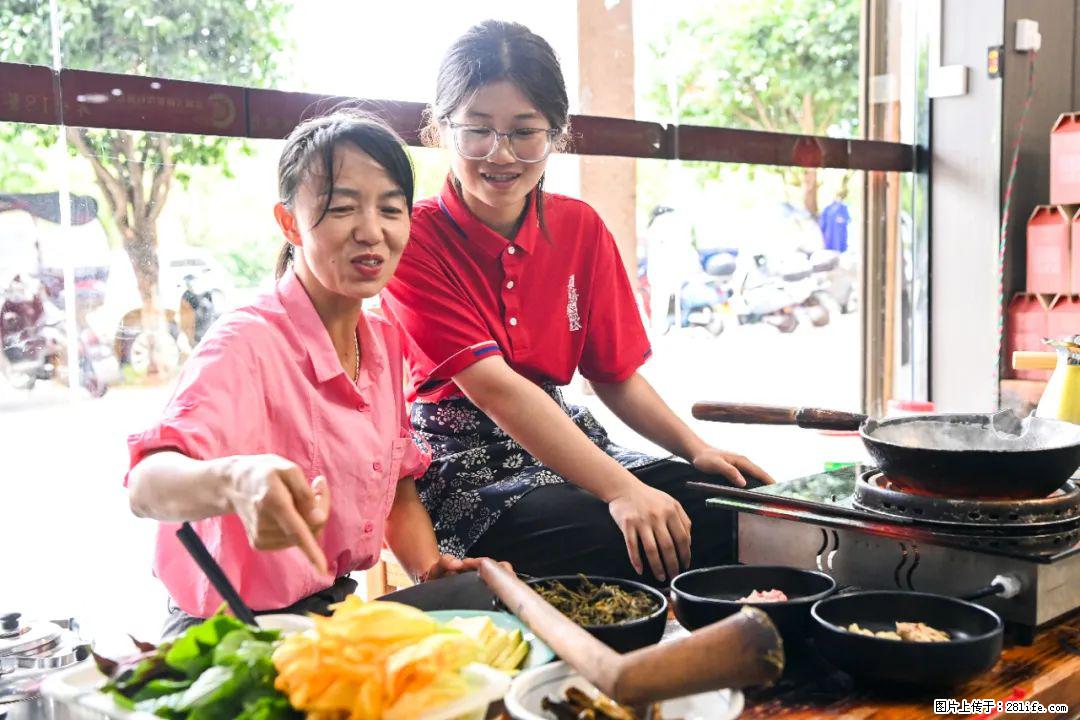 全网追的“扁担女孩”，找了一份暑假工，时薪12元 - 拉萨生活资讯 - 拉萨28生活网 lasa.28life.net