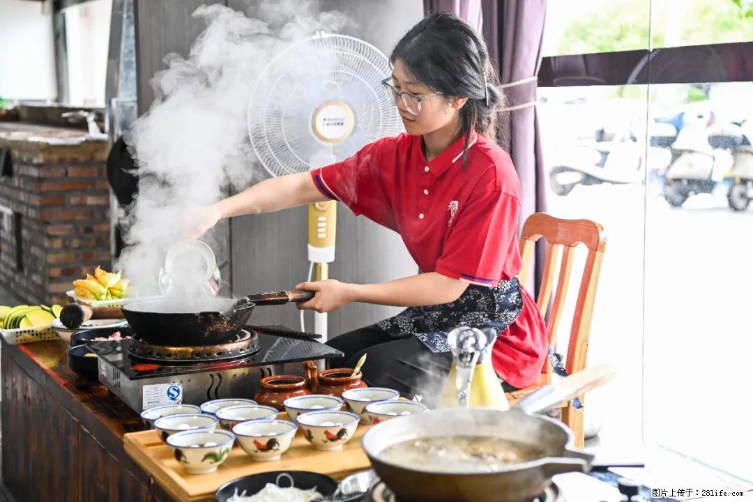 全网追的“扁担女孩”，找了一份暑假工，时薪12元 - 拉萨生活资讯 - 拉萨28生活网 lasa.28life.net